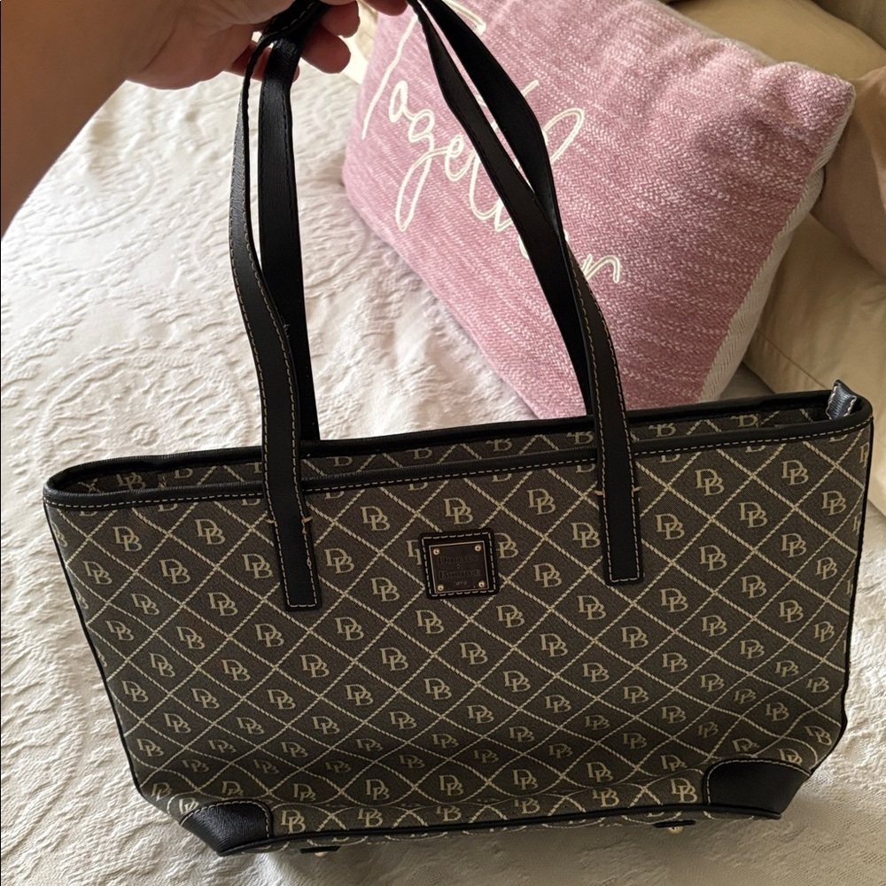 BNWOT Dooney & Bourke Black and Cream Logo Pattern Bag